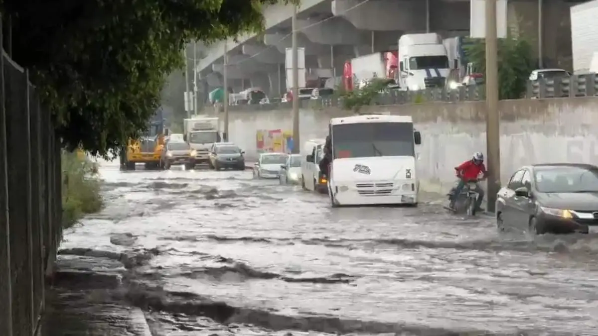 Con grúas sacan autos varados en lateral de la autopista México-Puebla