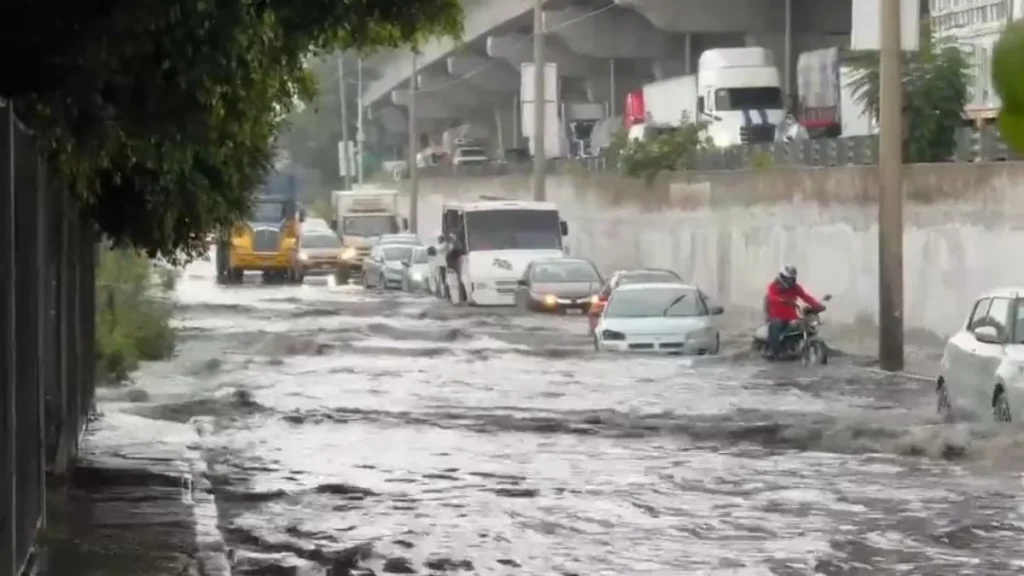 Con grúas sacan autos varados en lateral de la autopista México-Puebla