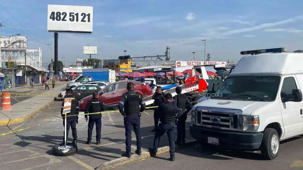 Policías municipales, camioneta de Semefo estacionada en zona de hallazgo de cadáver en ciudad de Puebla.