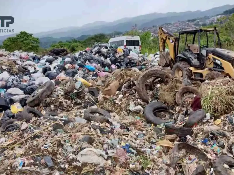 En pleno centro del Pueblo Mágico de Cuetzalan desechan toneladas de basura