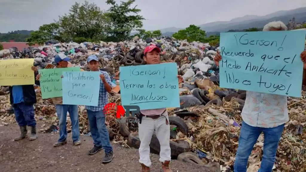 En pleno centro del Pueblo Mágico de Cuetzalan desechan toneladas de basura