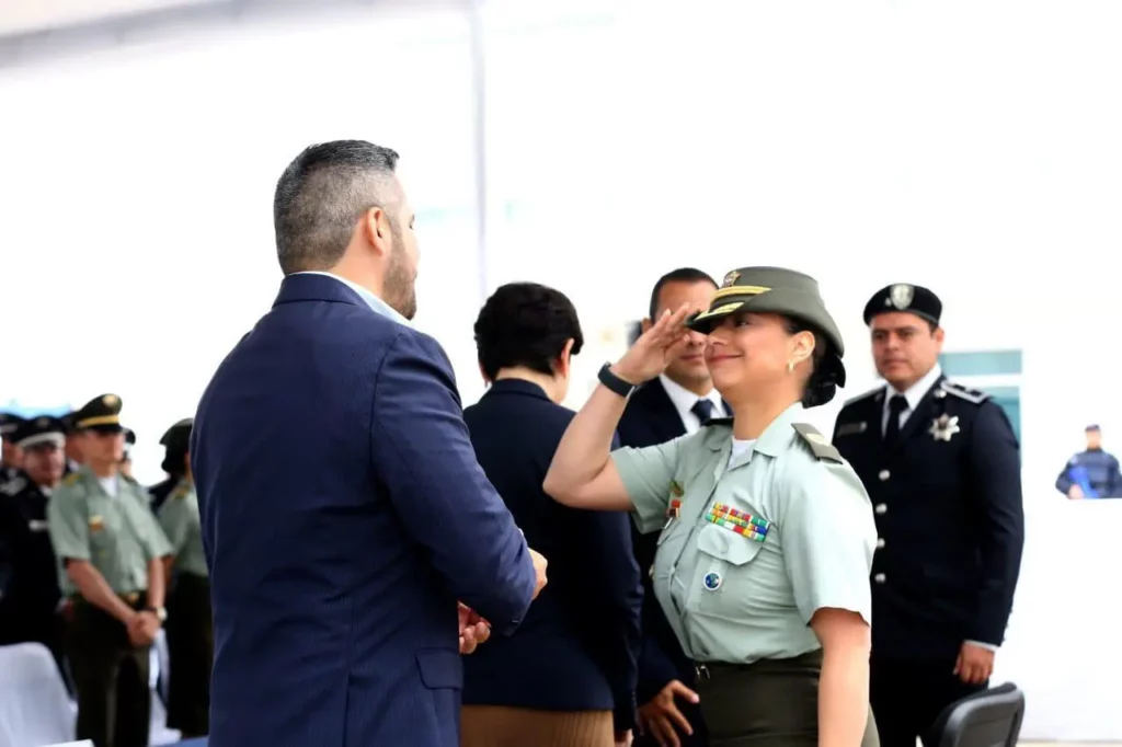 Adán Domínguez saluda a policía de Colombia.
