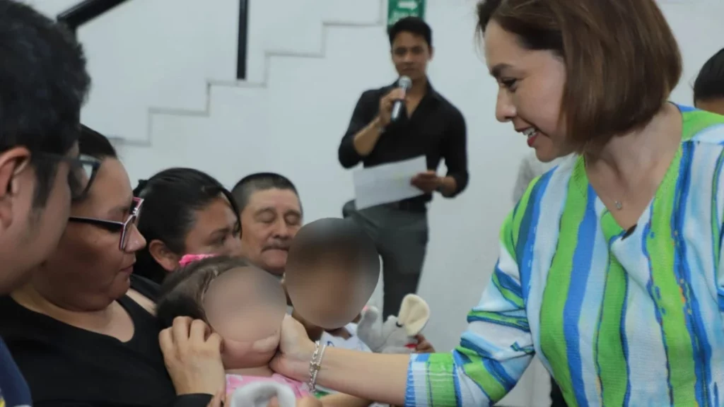 Gaby Bonilla entrega implantes cocleares a niños con problemas auditivos