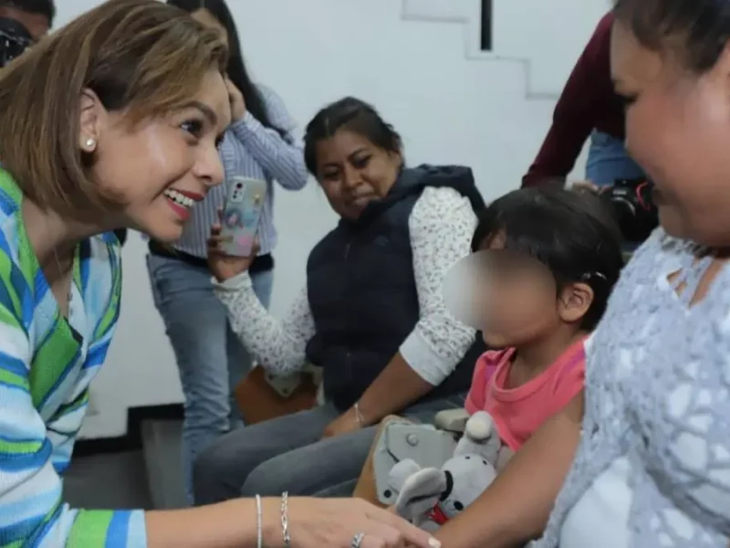 Gaby Bonilla entrega implantes cocleares a niños con problemas auditivos