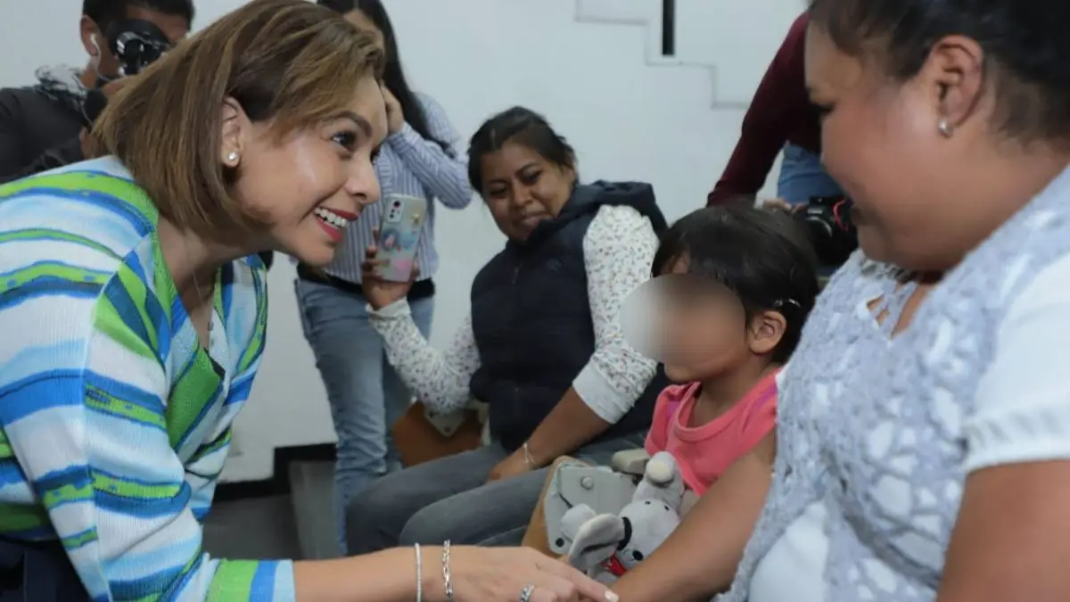 Gaby Bonilla entrega implantes cocleares a niños con problemas auditivos