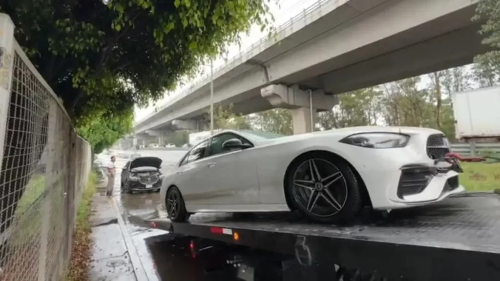 Con grúas sacan autos varados en lateral de la autopista México-Puebla