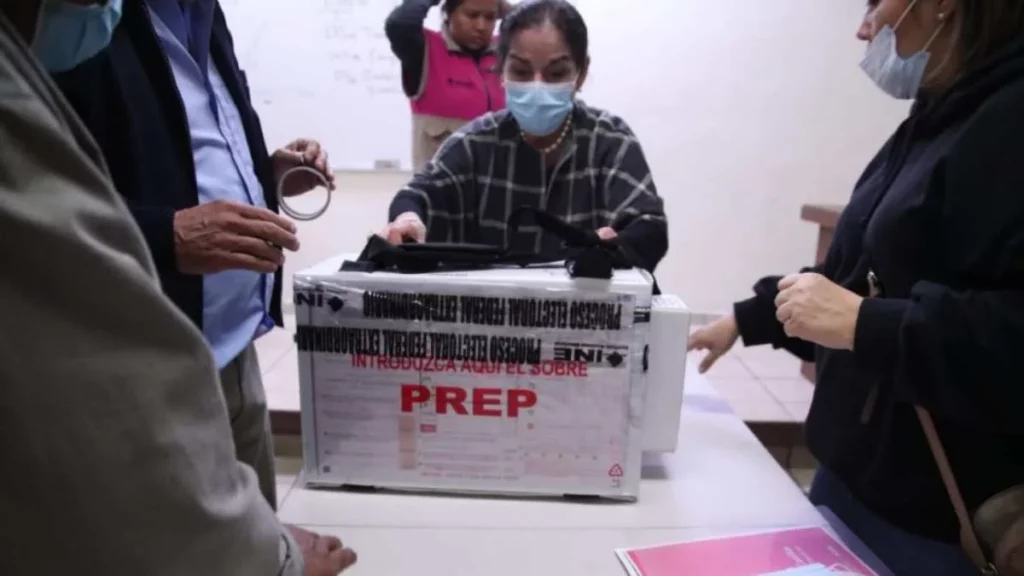 Personas con caja del PREP tras votaciones.