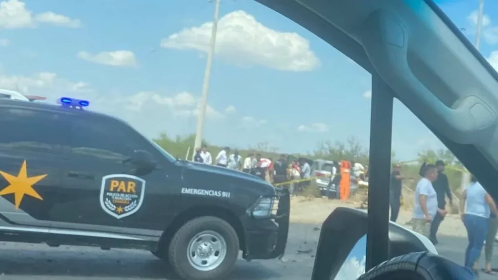 Equipo de Claudia Sheinbuam choca en carretera de Coahuila, hay un muerto