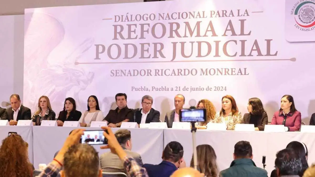 Monreal se reúne con diputados federales electos y anuncia foro sobre reformas constitucionales en Puebla