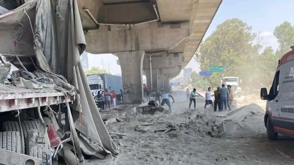 Personas en la autopista México-Puebla en zona de choque de tráiler.