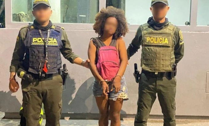 Policías con mujer detenida por morder una oreja a otra en Colombia.