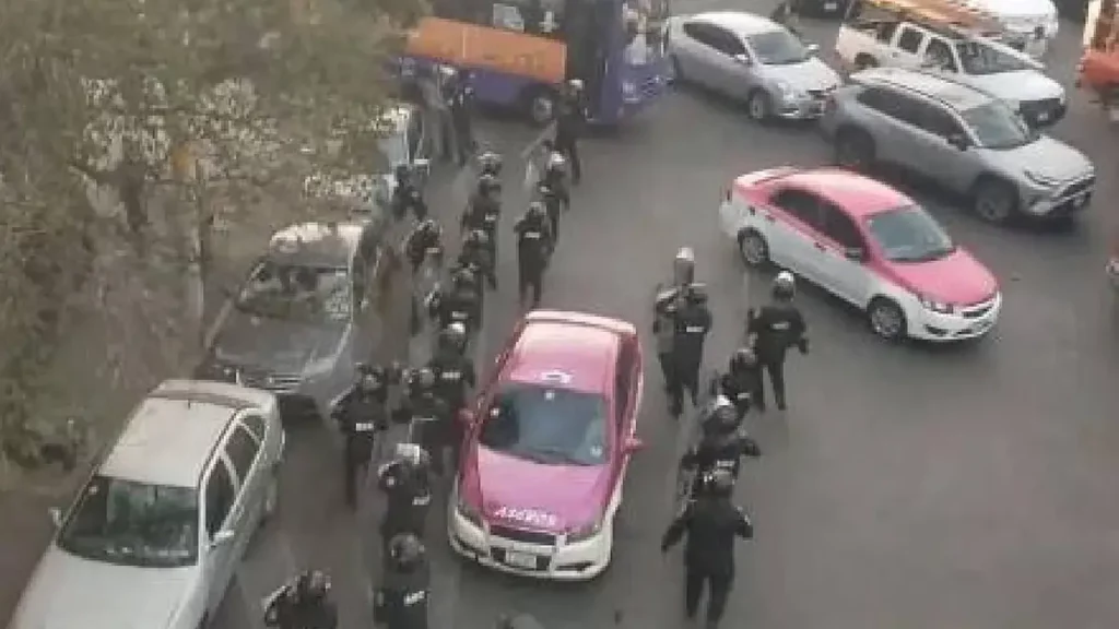 Taxista atropella a policías durante protesta en CDMX, hay siete lesionados