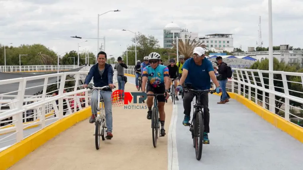 Ciclistas en ciclopista 'Hermanos Serdán' rehabilitada.