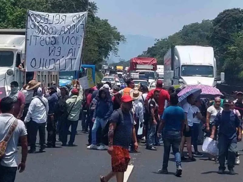 Suma 24 horas cerrada la México-Tuxpan por conflicto electoral en Tlacuilotepec