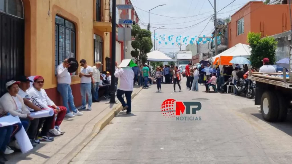 Simpatizantes de Roxana Luna ponen plantón afuera del Concejo Municipal de San Pedro Cholula.