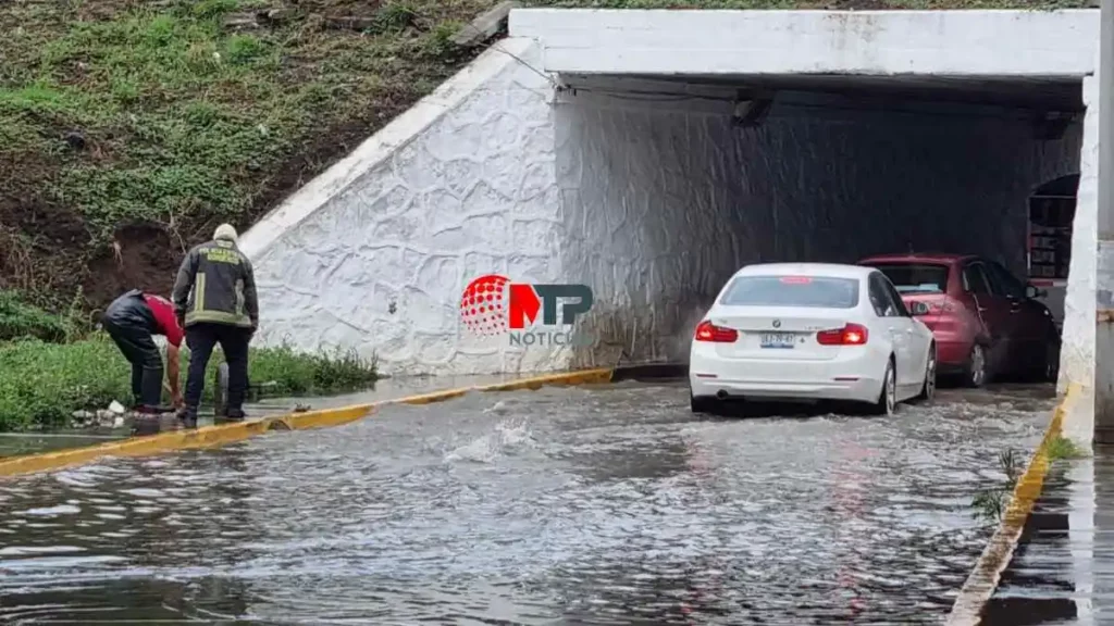 Volcaduras, inundaciones y puestos arrastrados, saldo de lluvias en Puebla