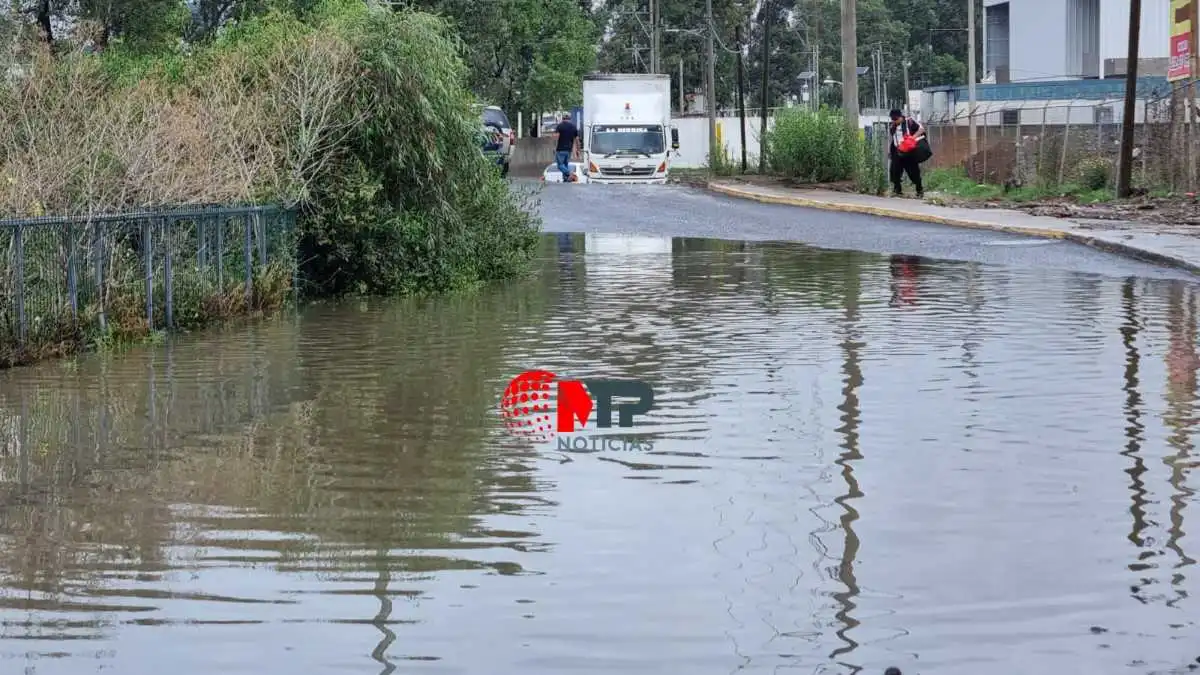 Volcaduras, inundaciones y puestos arrastrados, saldo de lluvias en Puebla
