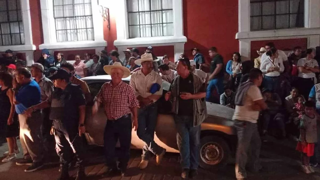 Conflicto postelectoral: bloquean carretera en Nicolás Bravo y exigen voto por voto en Zacapoaxtla