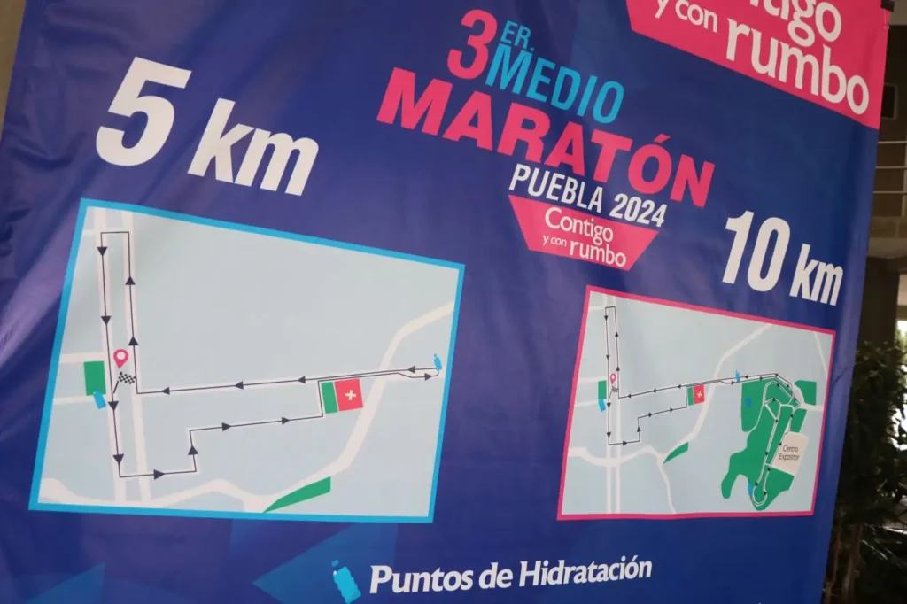 Lonas con información sobre el 3er Medio Maratón de Puebla.