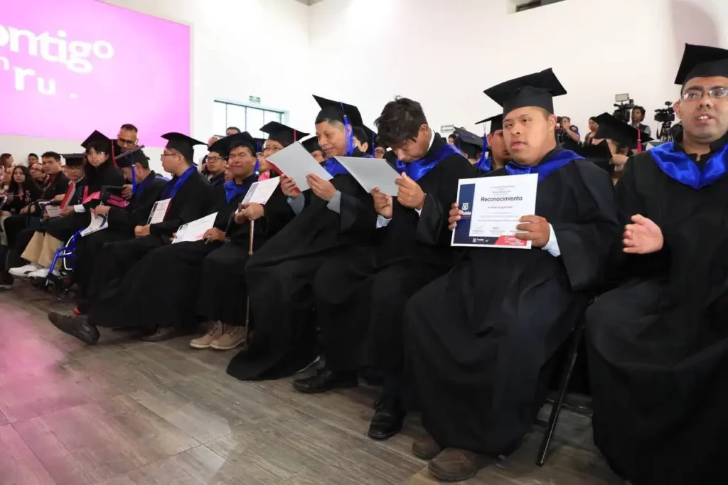 Personas con discapacidad graduadas de talleres del DIF Puebla.