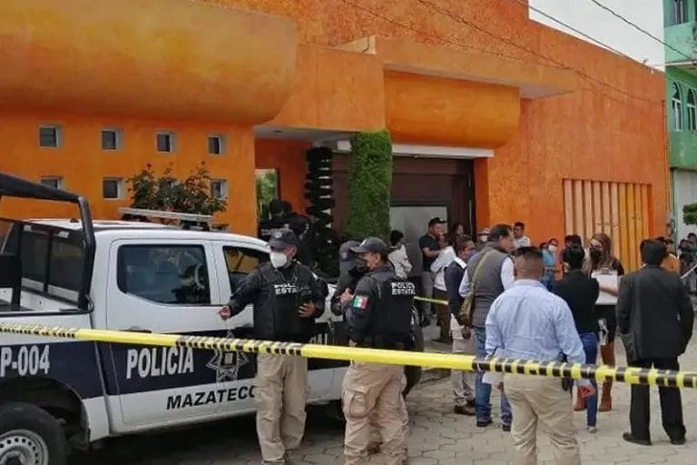 Policía de Tlaxcala fuera de casa de familia asesinada.