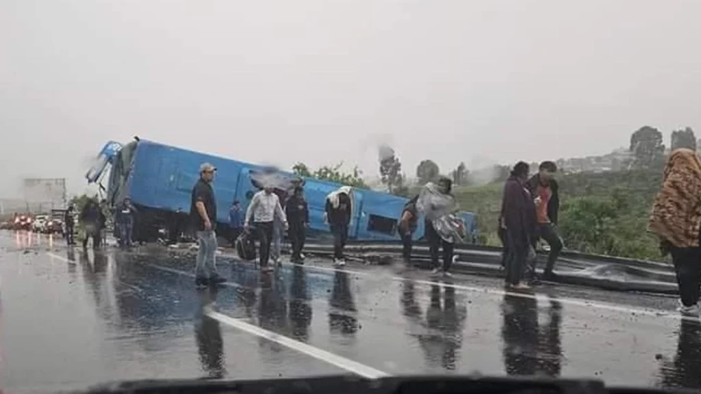 Autobús volcado en la Puebla-Atlixco.