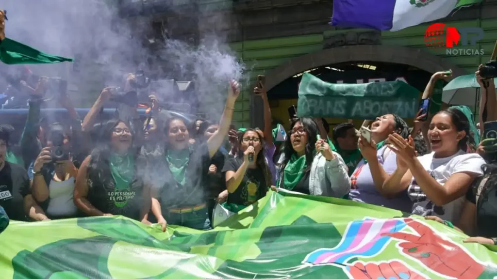 Emocionadas hasta el llanto, así celebraron feministas que ya es ley el aborto en Puebla (EN VIVO)