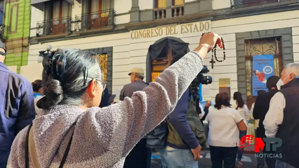 Feministas y antiabortos se confrontan previo a votación en Congreso de Puebla