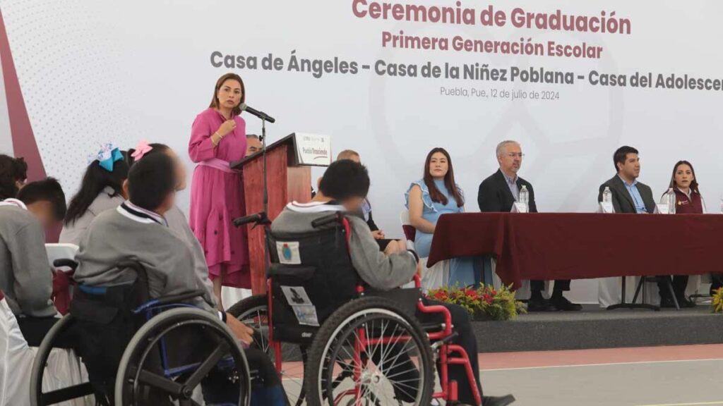 Gradúa DIF Puebla a la primera generación de estudiantes bajo su custodia