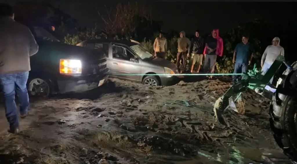 Por deslaves e inundaciones cierran Paso de Cortes, cinco autos atascados