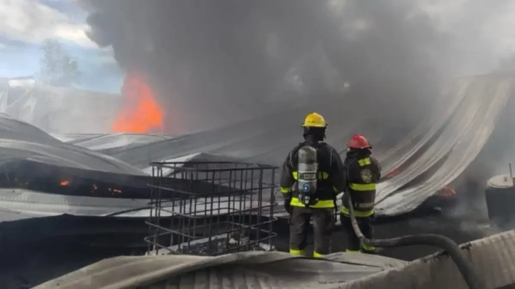 Resaltan labor de bomberos de San Andrés Cholula en incendio en Atzompa