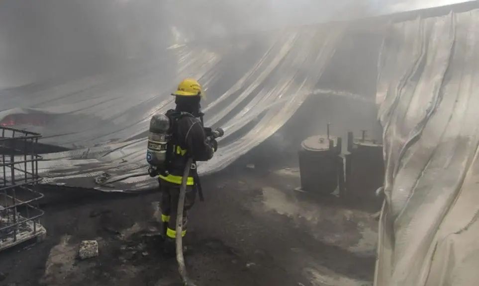 Resaltan labor de bomberos de San Andrés Cholula en incendio en Atzompa