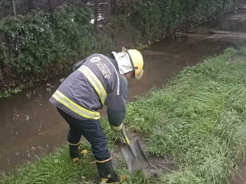 Se desborda la laguna de San Baltazar e inunda la 63 A Oriente