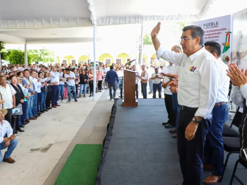 Sergio Salomón entrega equipo para prevenir dengue en Huaquechula