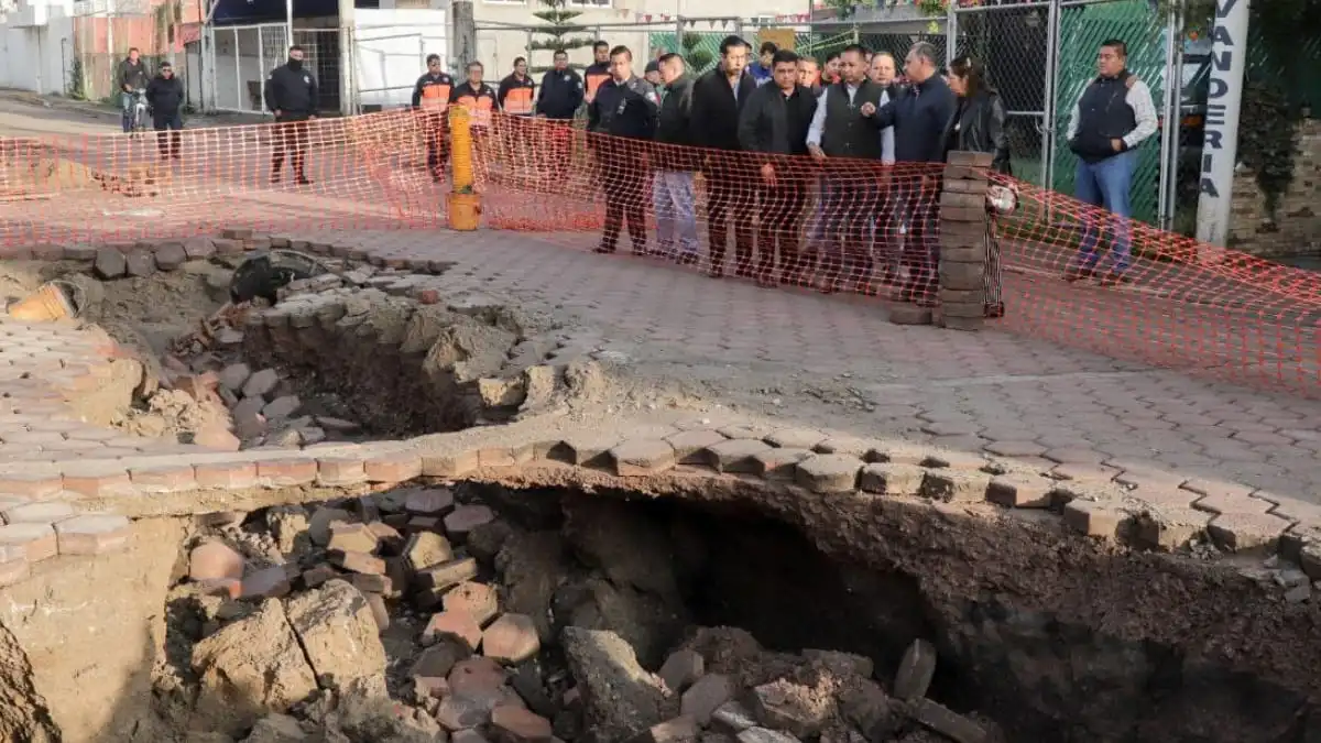 Socavón que se formó en Atzala es nuevo Tlatehui, tras ordenar estudios de la calle