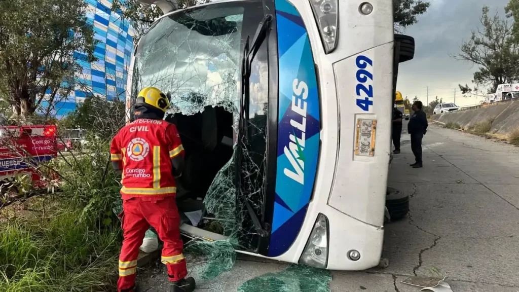 Vuelca autobús de pasajeros frente estadio Cuauhtémoc
