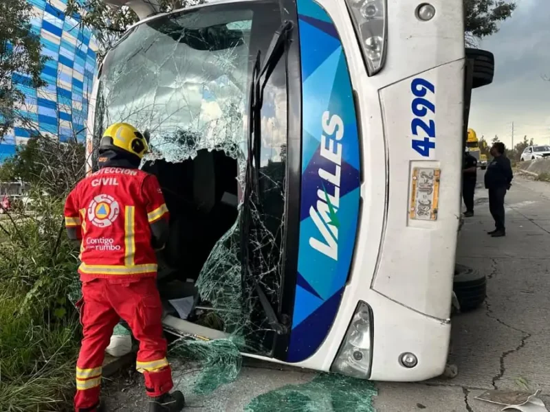 Vuelca autobús de pasajeros frente estadio Cuauhtémoc