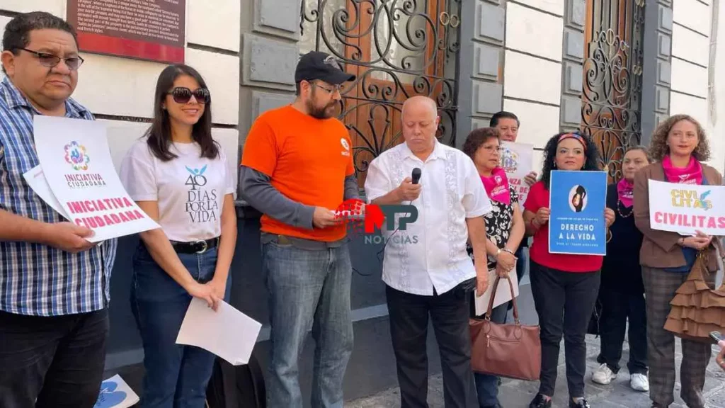 Grupo de antiabortos protestan afuera del Congreso de Puebla por despenalización.