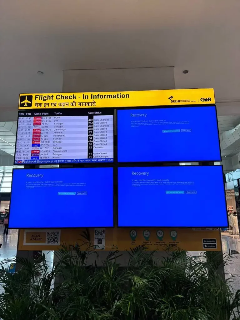 Pantallas en aeropuerto muestran sistema de Microsoft caído.