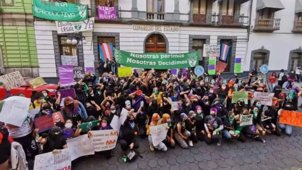 Despenalización del aborto en Puebla: convocan a diputados para discutir el tema en comisiones