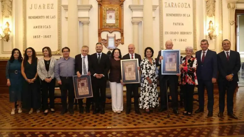 Ayuntamiento de Puebla entrega Cédula Real a empresarios destacados