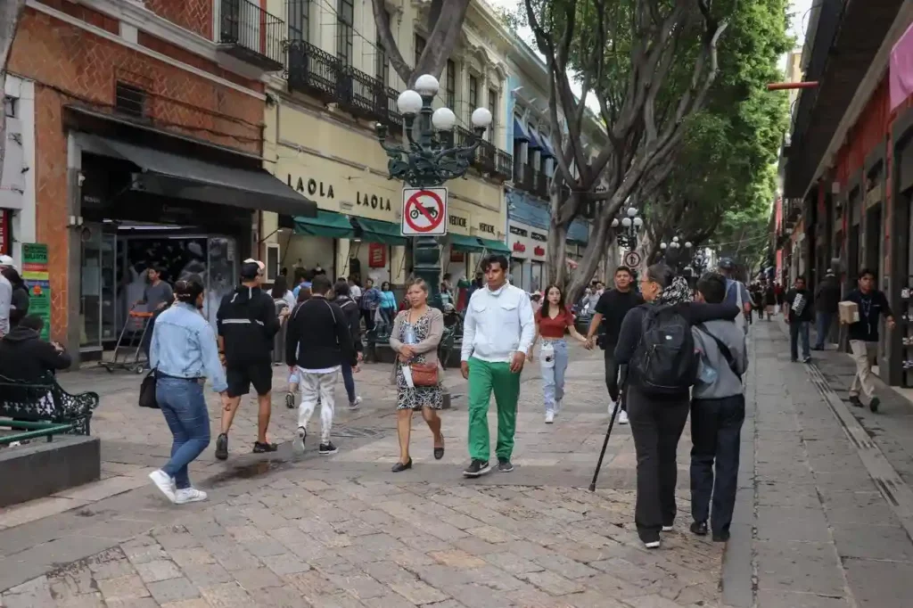 Personas caminando en el corredor 5 de Mayo en Centro Histórico de la ciudad de Puebla.