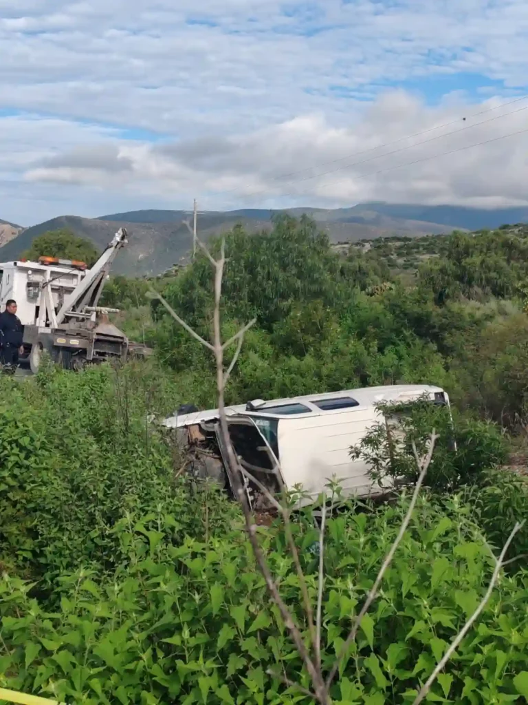 Camioneta Blanca volcada en carretera Azumvilla-Vicente Guerrero