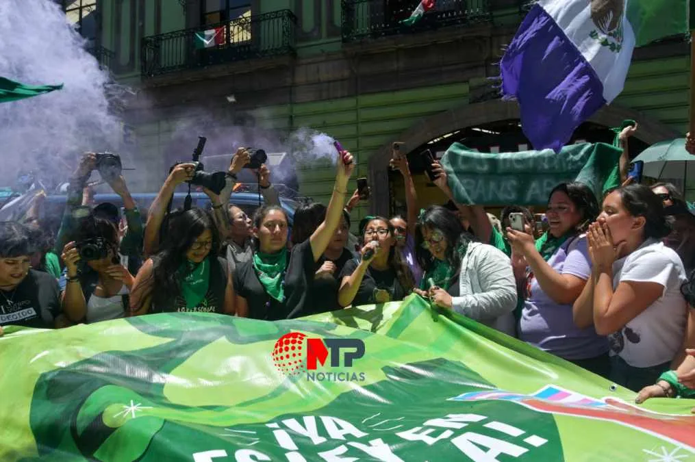Feministas celebran la despenalización del aborto en Puebla.