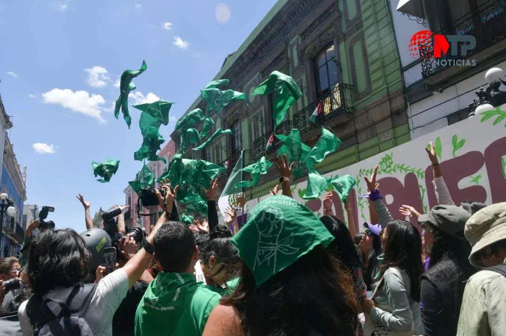 Feministas lanzan pañuelos al aire celebrando la despenalización del aborto.