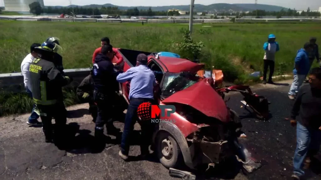 Choca familia con camión de carga en Amozoc, muere un niño y hay 5 lesionados