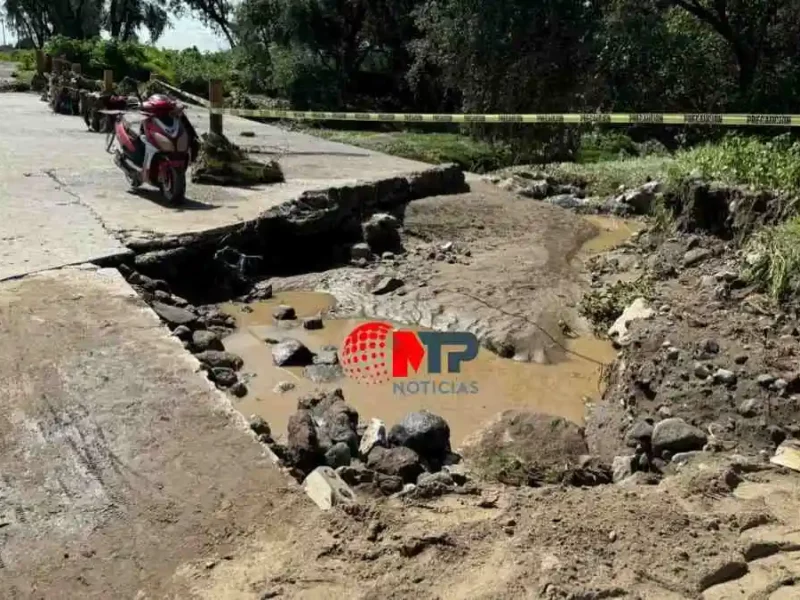 Por las fuertes lluvias colapsa puente en Amozoc, hay colonias afectadas