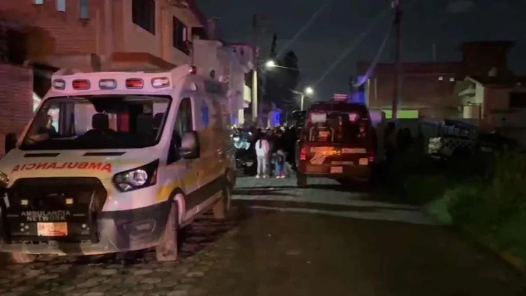 Ambulancia en zona de Coronango donde autobús aplastó a camioneta con familia.
