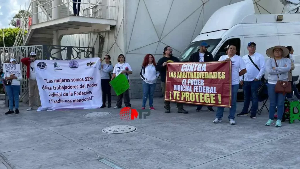 Trabajadores del Poder Judicial de Puebla se manifiestan contra la reforma.