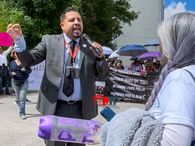 Se confrontan trabajadores del Poder Judicial y activistas en Puebla previo a foro